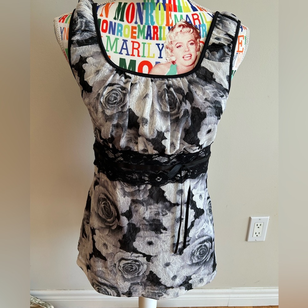 🌼 3 For $30 Maurices Black and White Ruffled Sleeveless Tank Top with Lace